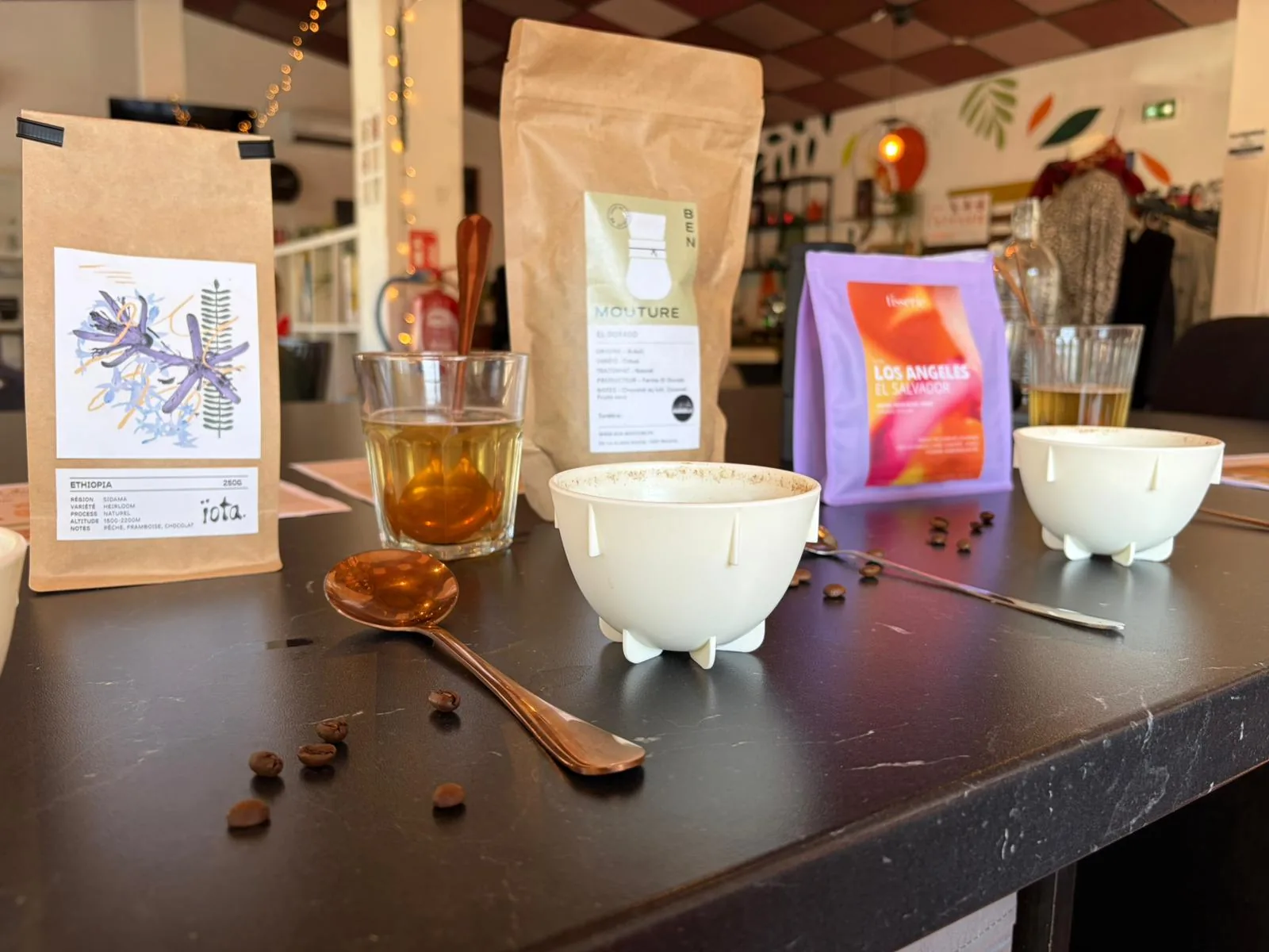 Cupping café avec tasses, cafés et matériel de dégustation